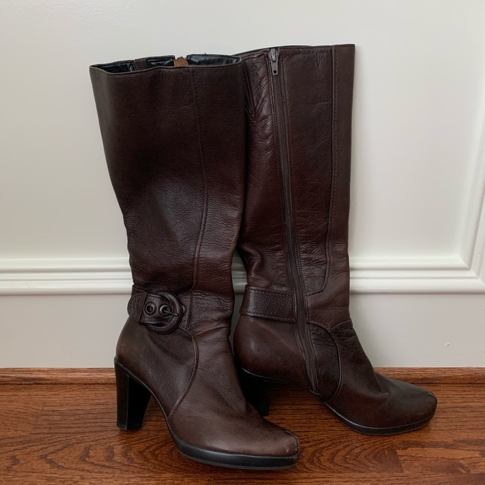 Clarks sz 8M brown leather boots, ankle buckle